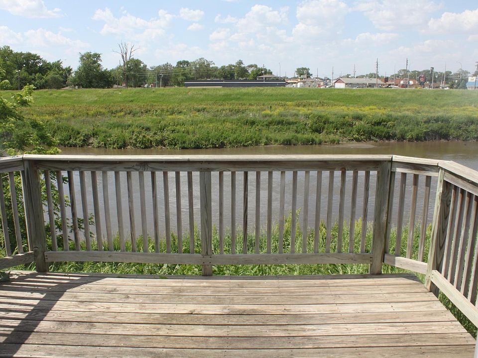 1st image of 900 River Dr