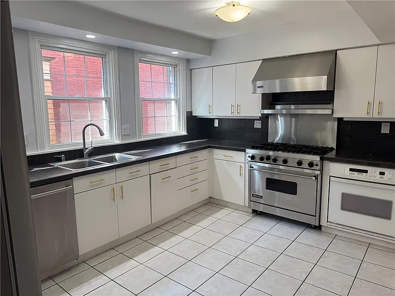 703 Saint James St — Photo 23