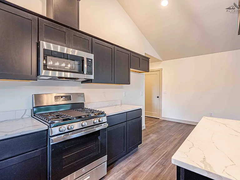 725 W Briar Dr — Photo 9
