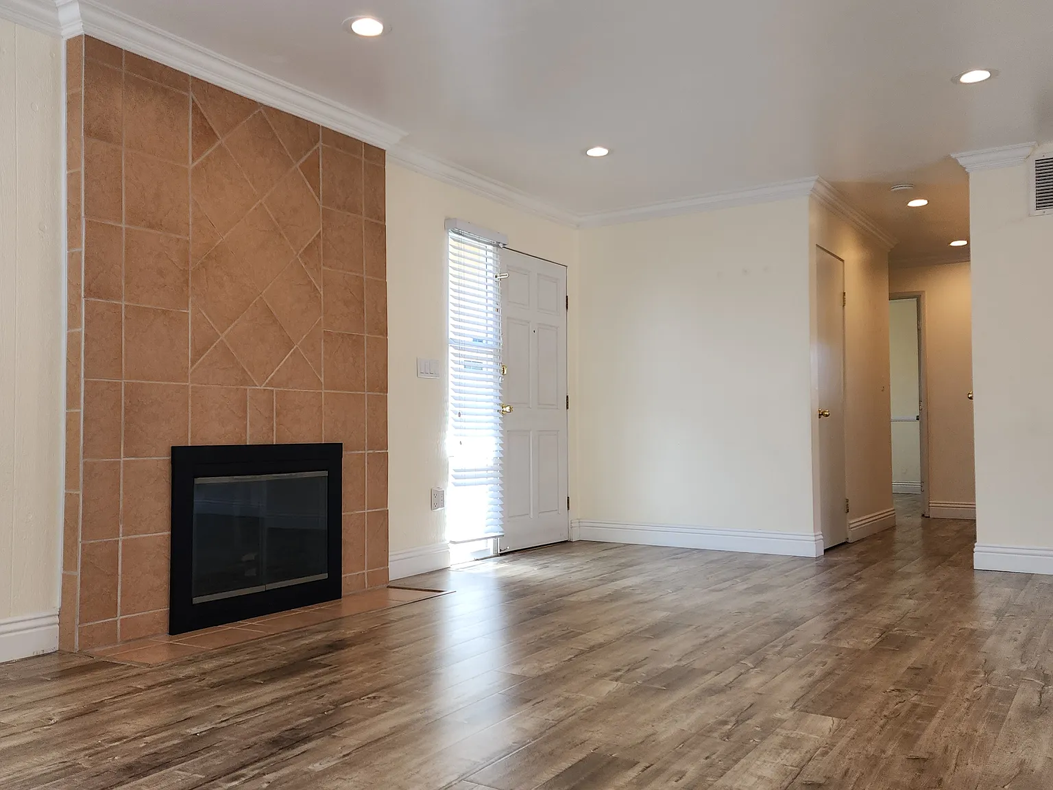3 bed, 1078 sqft, $3,850 — Photo 3