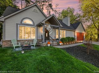 10802 Charring Cross Cir, Whitmore Lake, MI 48189