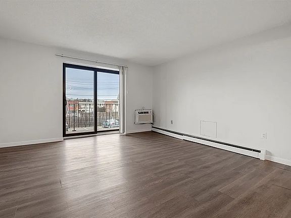 5th image of 26 Waverly St APT 206
