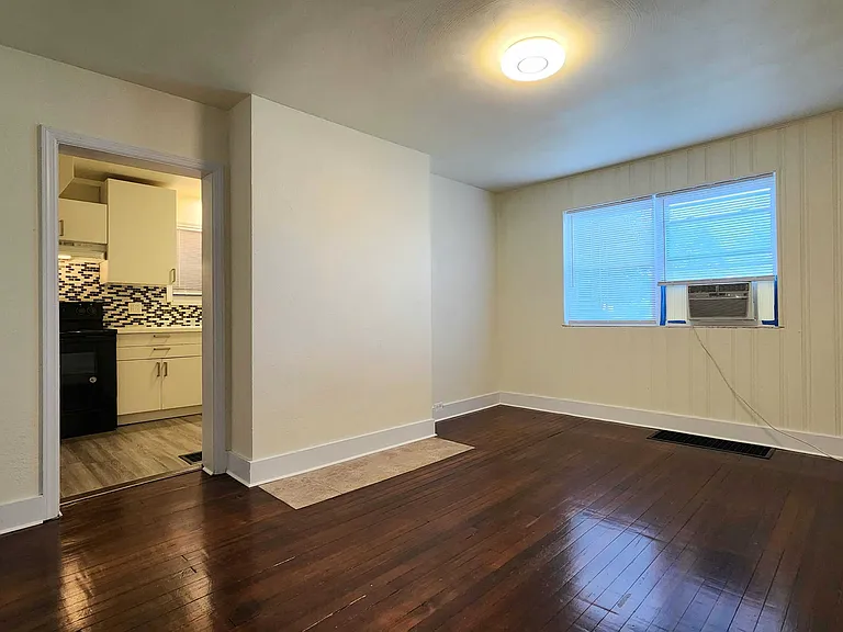 513 Margaret St — Photo 5