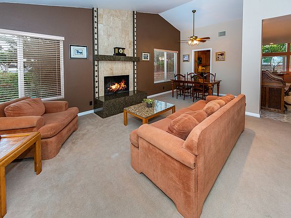 LIVING/ DINING ROOM
