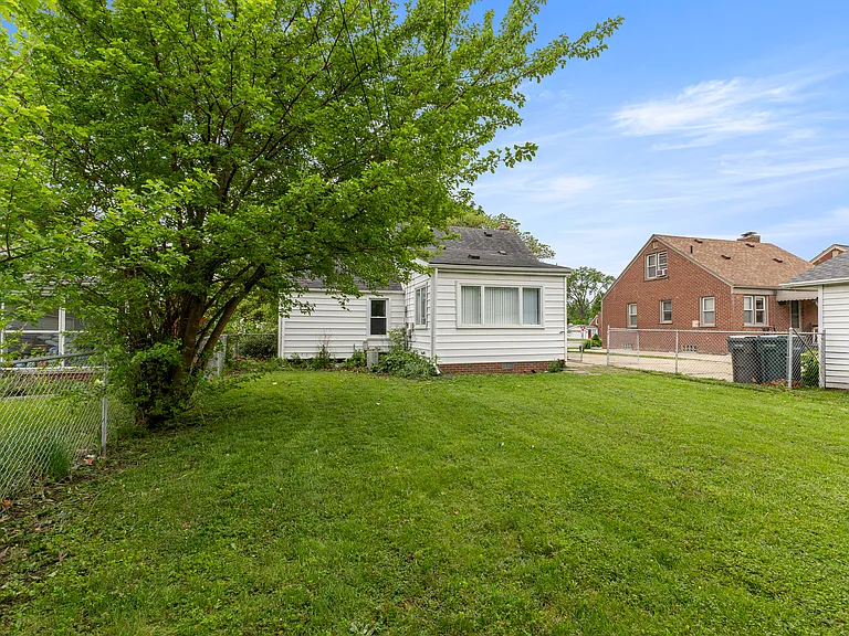 21311 Outer Dr — Photo 38