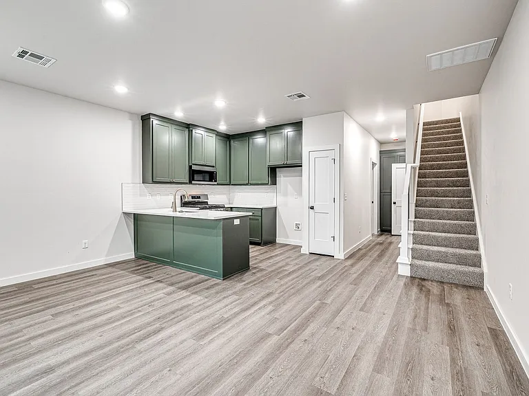 616 W 2nd St #100 — Photo 13