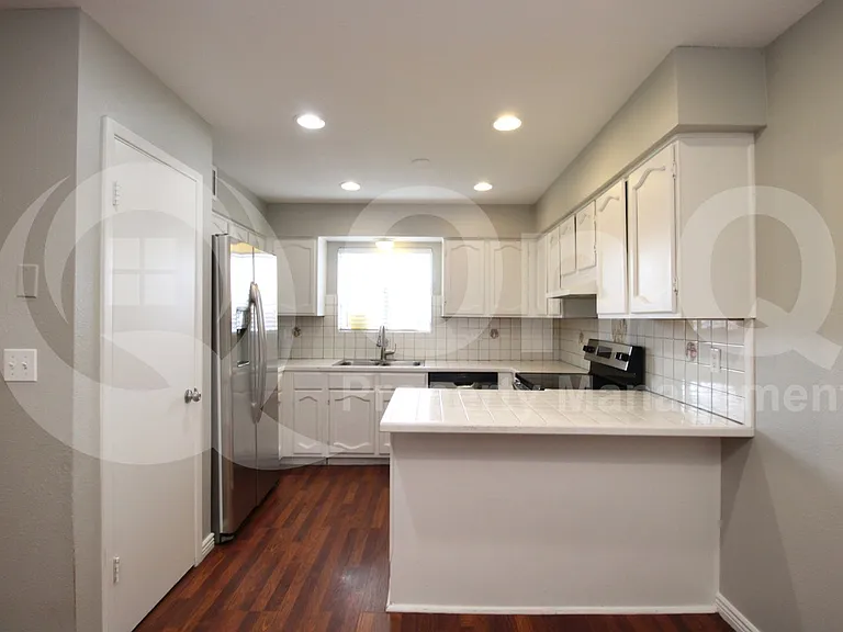 2522 E Don Carlos Ave — Photo 3