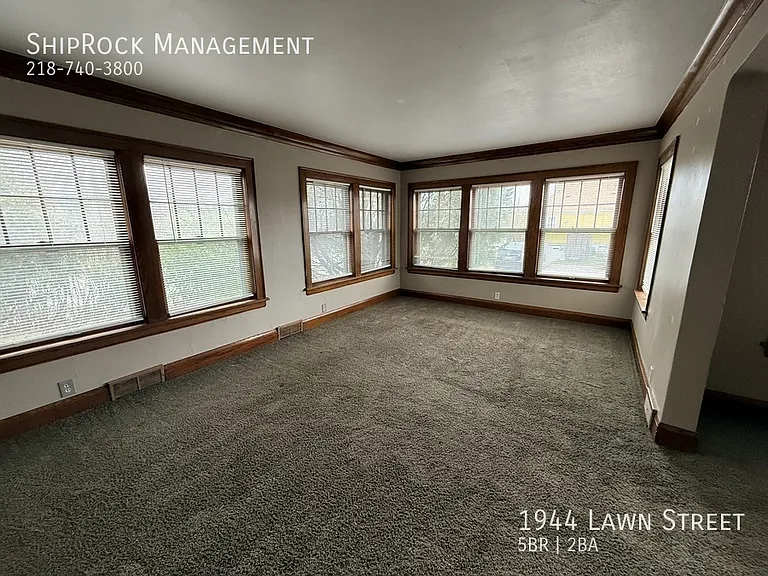 1944 Lawn St — Photo 2