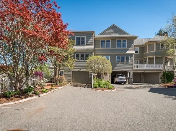 21 Pine St APT 11, Manchester, MA 01944