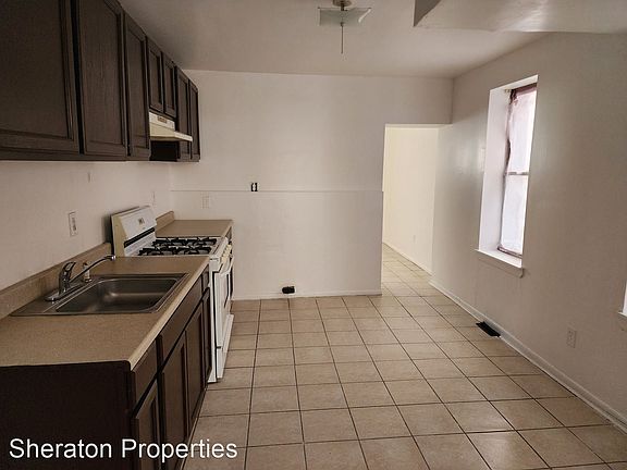 4th image of 935 N Pine St