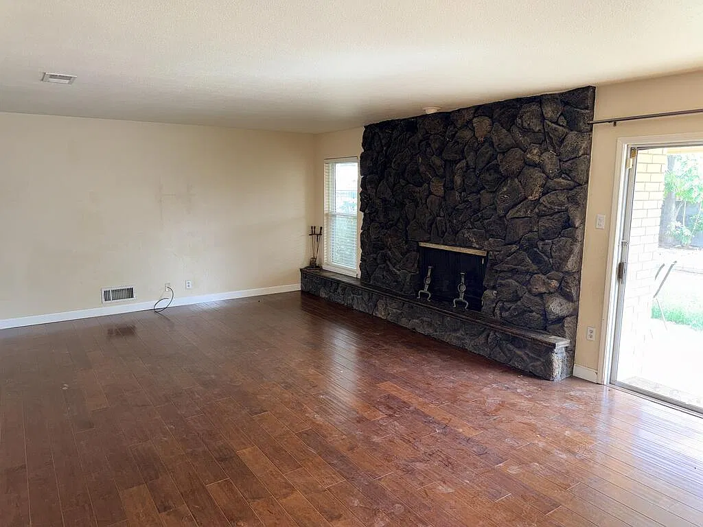 3 bed, 2.0 bath, 1705 sqft, $2,200 — Photo 3