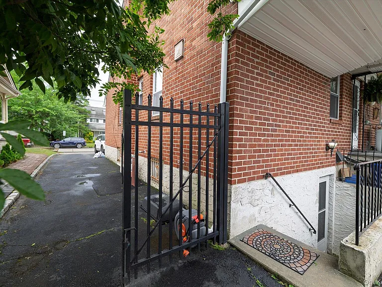 98 Brower Ave — Photo 2