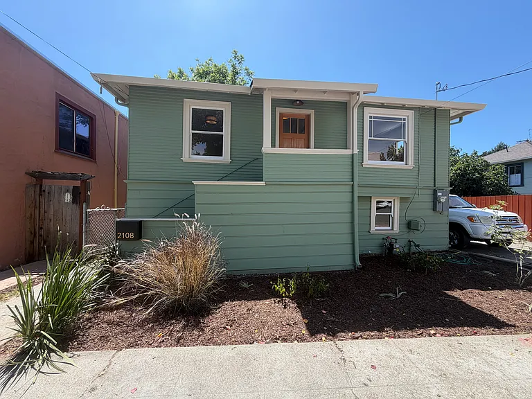 2108 Grant St — Photo 3