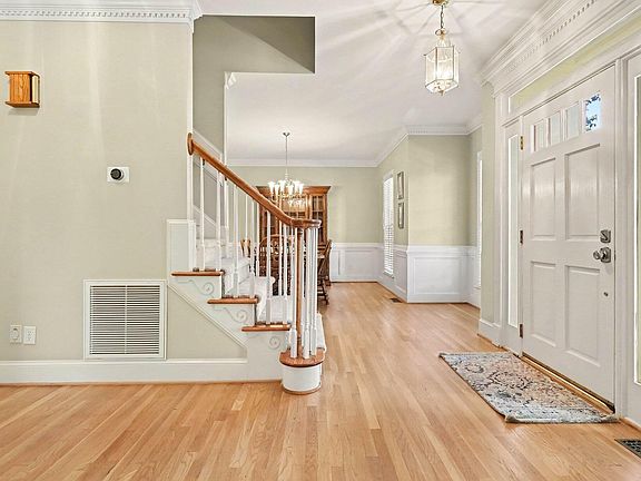 5th image of 205 Fox Briar Ln