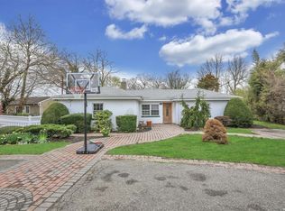 537 Plainview Rd, Plainview, NY 11803