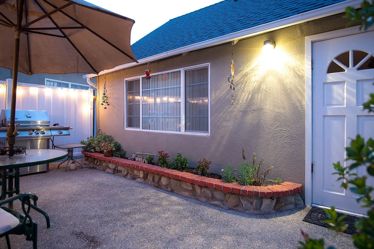1 bed, 1.0 bath, 800 sqft, $2,400 — Photo 1