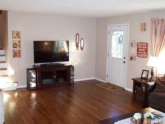 3rd image of 202 Shannon Heights Dr