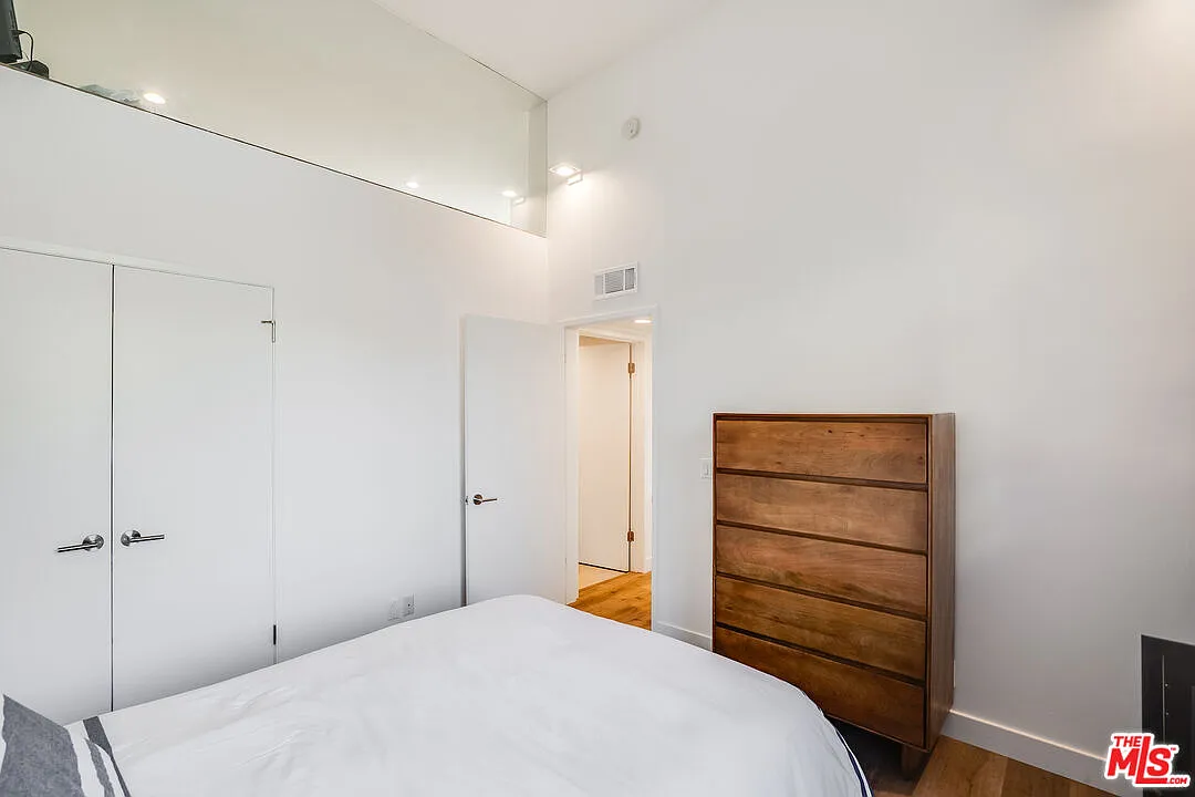 2 bed, 2.0 bath, 1117 sqft, $7,900 — Photo 2