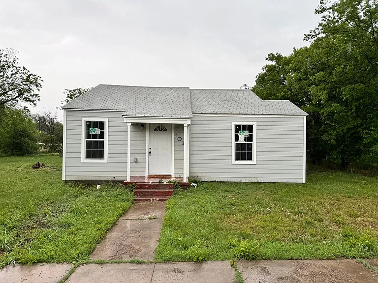 303 E 6th St — Photo 17