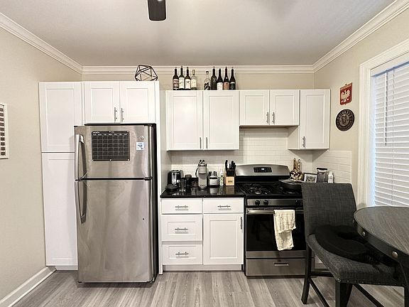 5th image of 839 W Cornelia Ave #S2