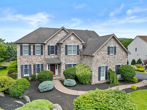 107 Pebble Beach Ct, East Stroudsburg, PA 18302