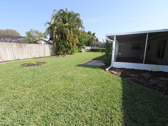 Spacious back yard & Lanai