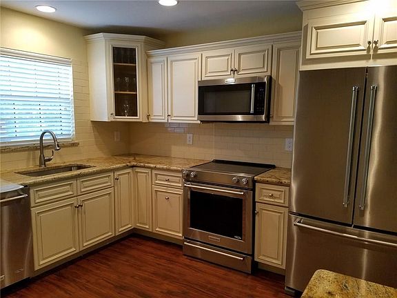 2nd image of 900 Jasmine Ln