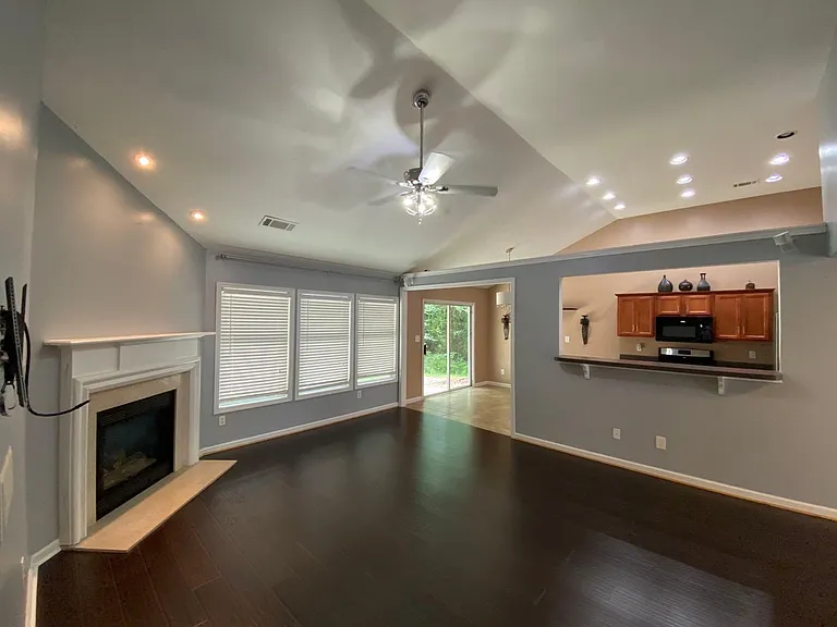 2577 Woodford Ln — Photo 6