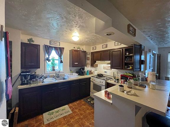 4th image of 202 S 1st St