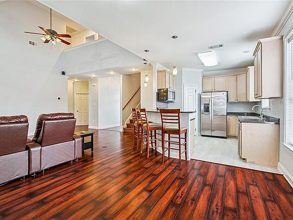 4th image of 701 Cazalard St