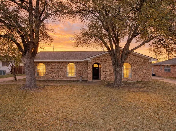 2909 Woodmeadow Dr, Bryan, TX 77802