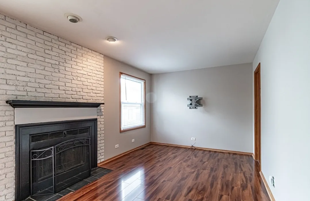 2 bed, 1095 sqft, $2,400 — Photo 1