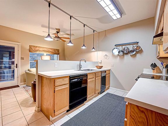 5th image of 19 Town Oaks Pl