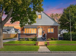 180 N 7th St, Lindenhurst, NY 11757