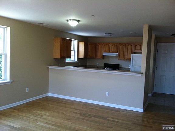 4th image of 478 Essex St APT D