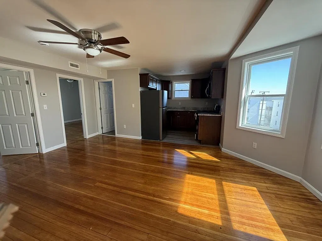 225 Davis St — Photo 2