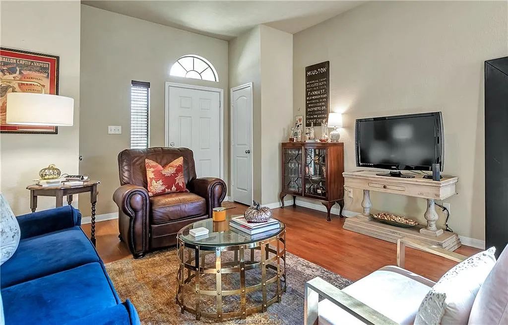 3 bed, 1190 sqft, $1,900 — Photo 4