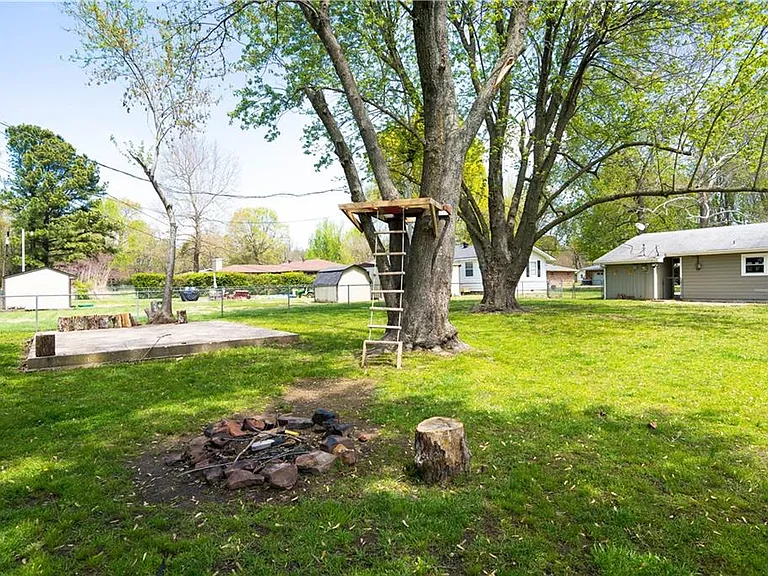 1551 N Stephens Ave — Photo 15