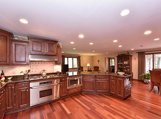 2220 Heathercliff Dr, Libertyville, IL