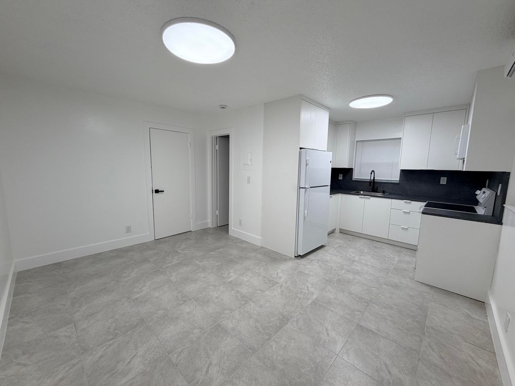 220 NW 12th Ct APT 3, photo 5
