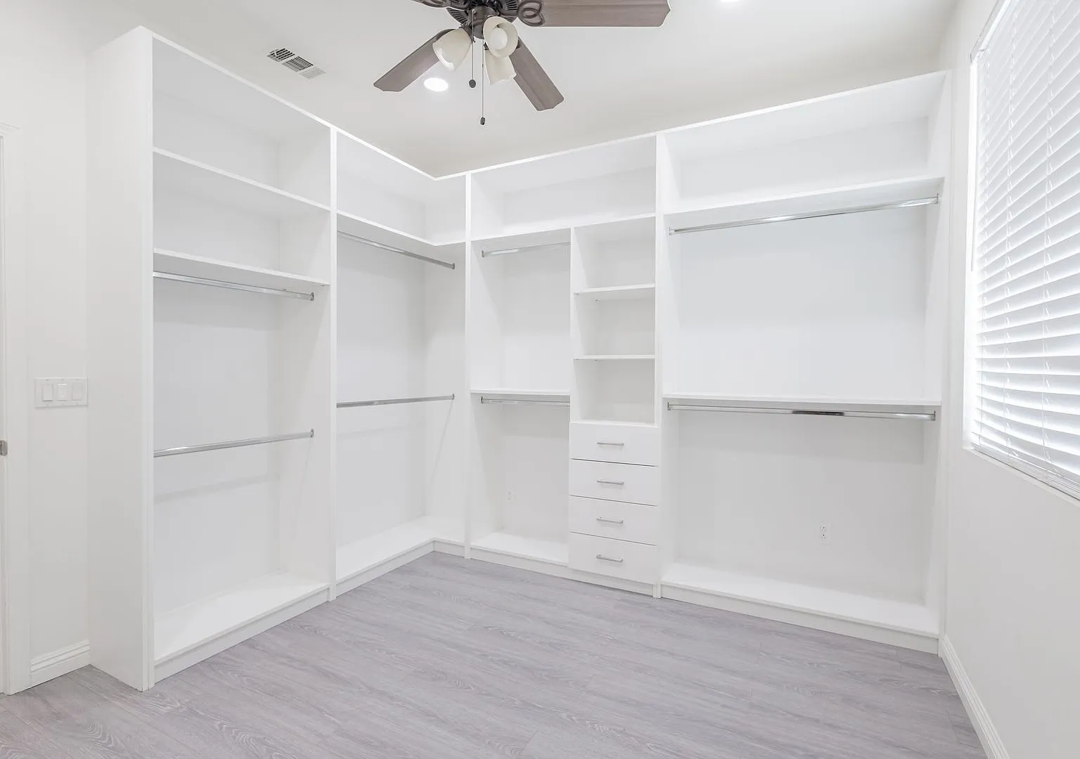 Spacious 5-Bedroom Home in Chino Preserve — Photo 3