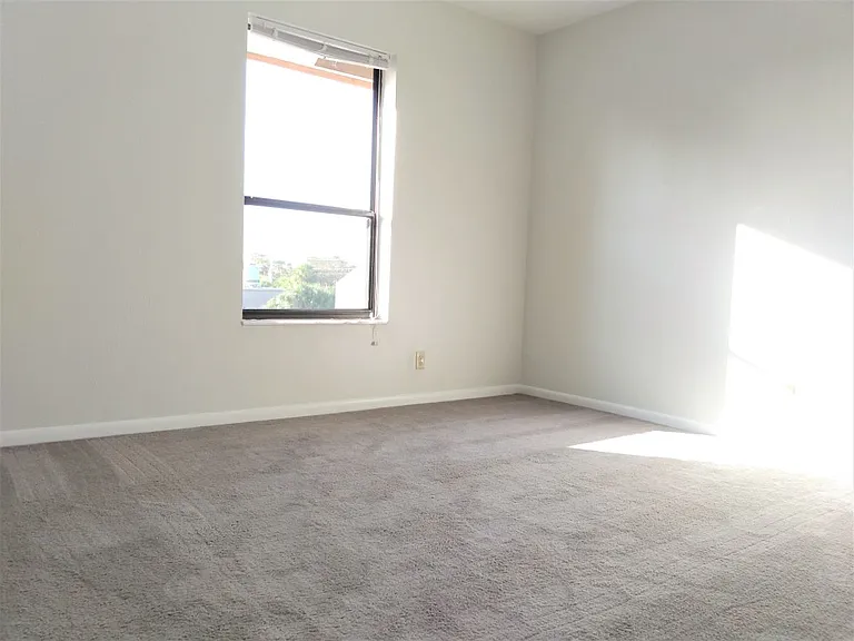 1689 NW 4th Ave — Photo 13