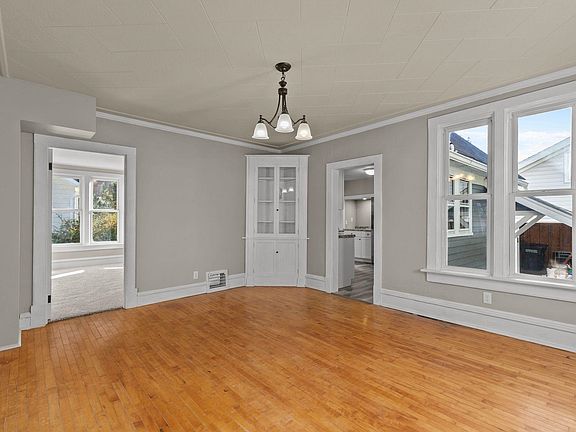 5th image of 1021 Eastman St
