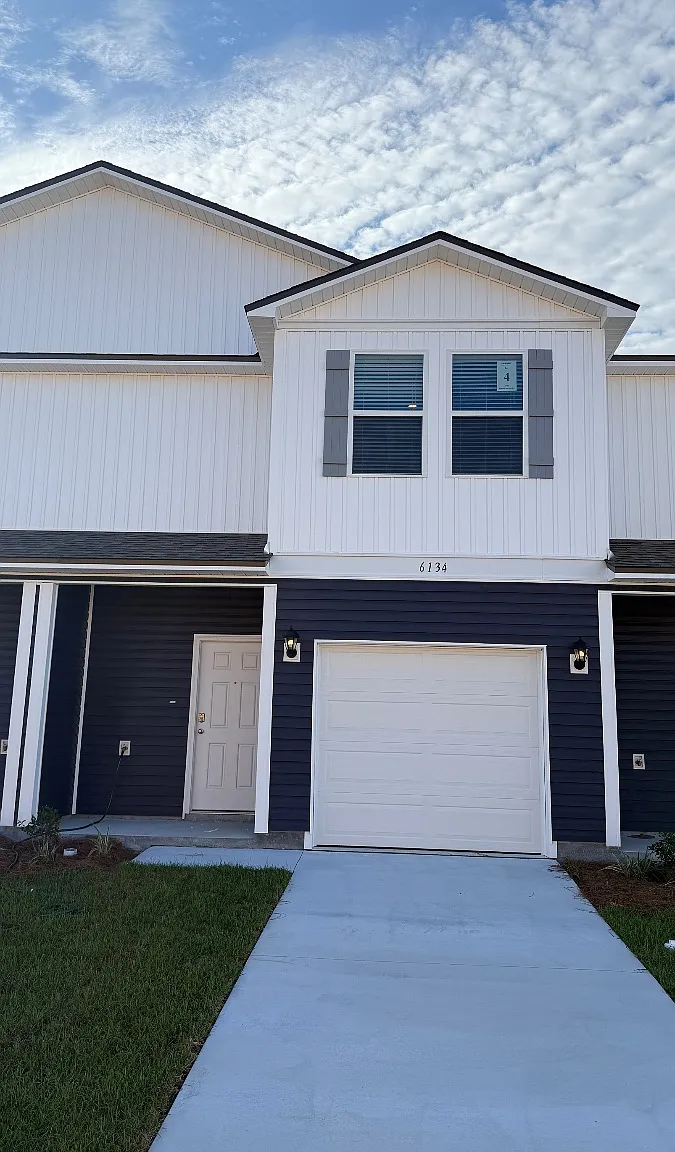 3 bed, 2.5 bath, 1460 sqft, $1,599 — Photo 1