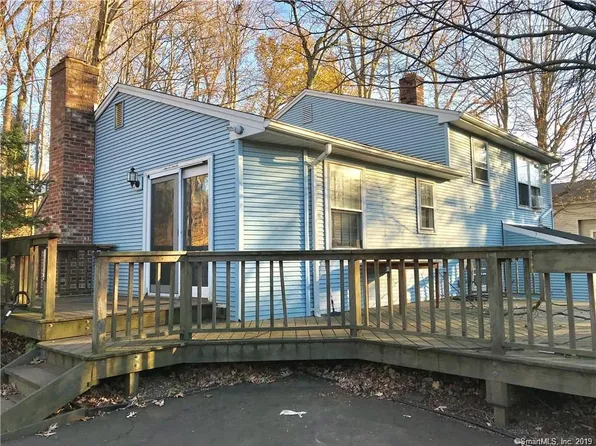 102 Robertson Dr, Hamden, CT 06518