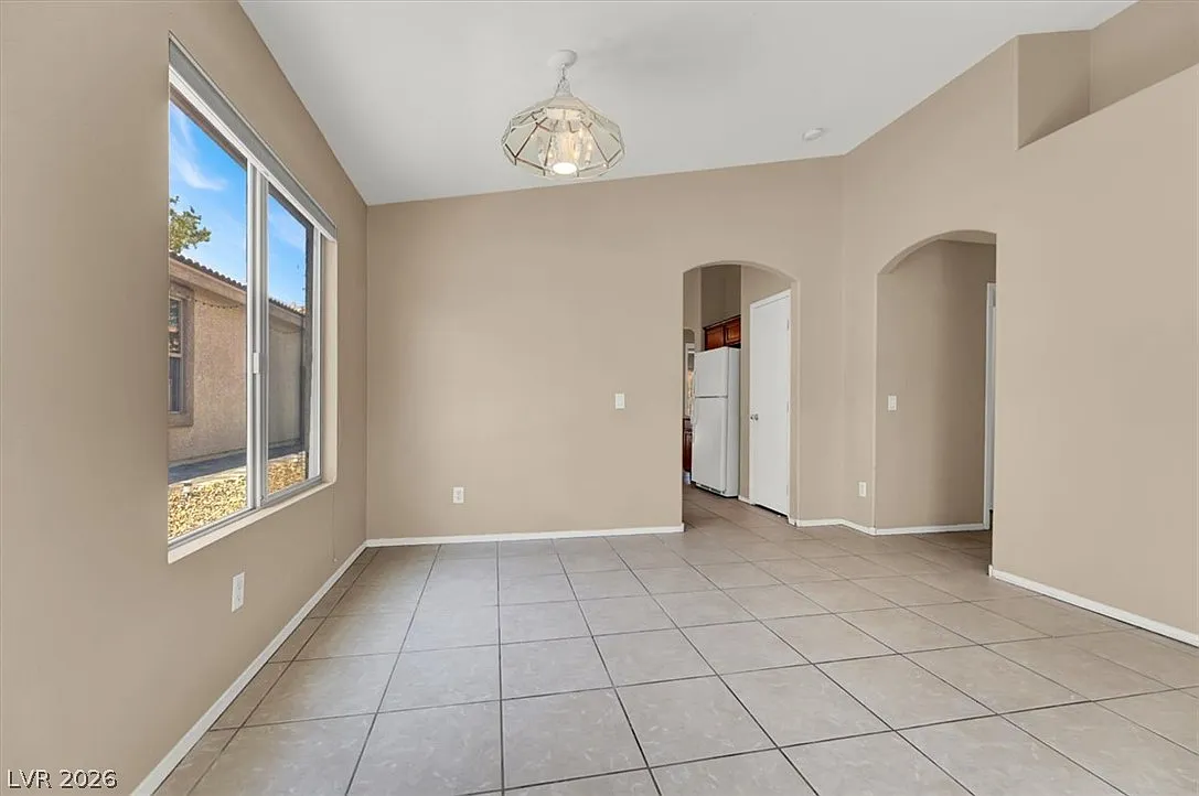 3 bed, 2.0 bath, 1405 sqft, $2,055 — Photo 4