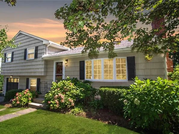 4 Bailey Ter, Middletown, RI 02842