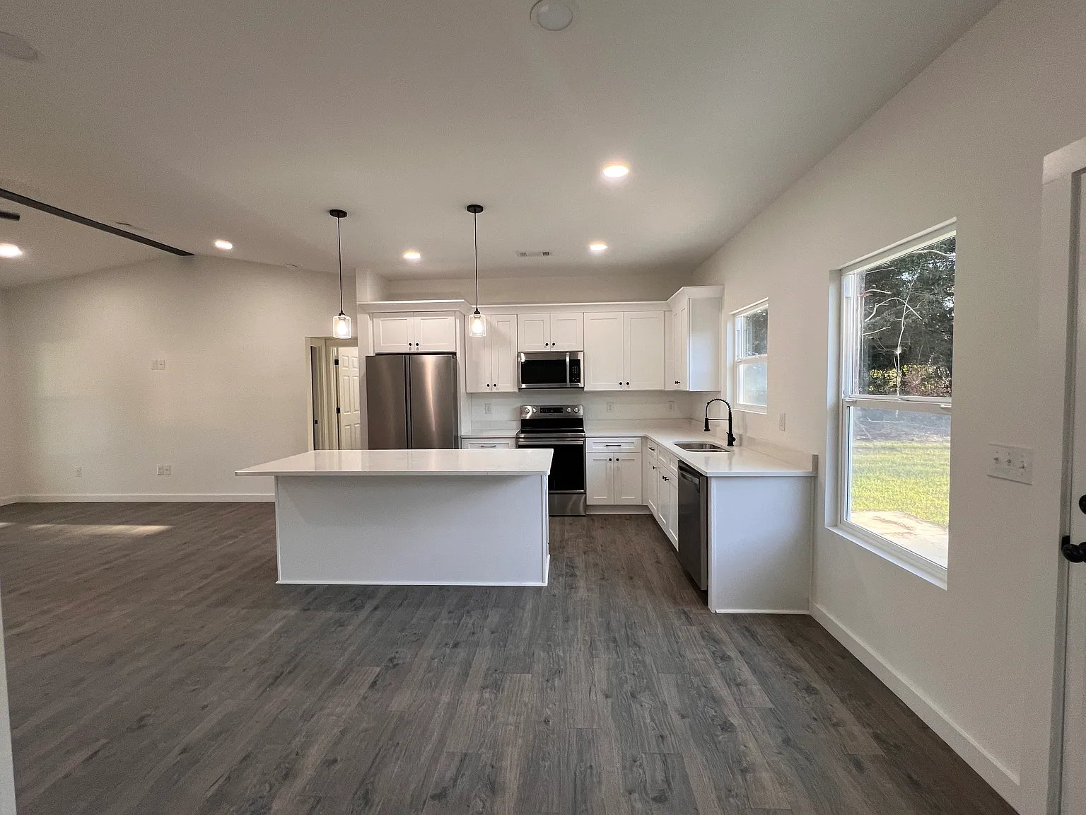 3 bed, 1360 sqft, $2,000 — Photo 4