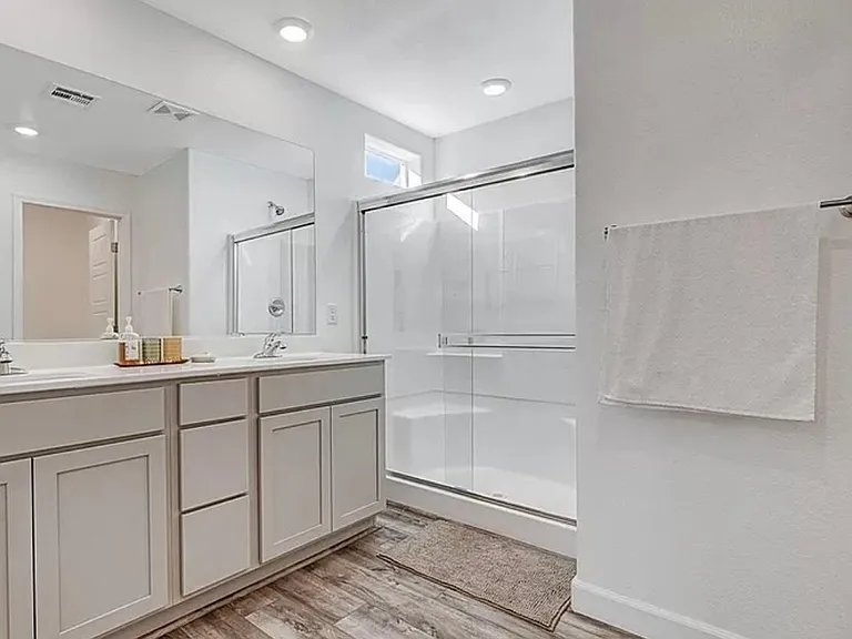 Primary bedrooms bathroom