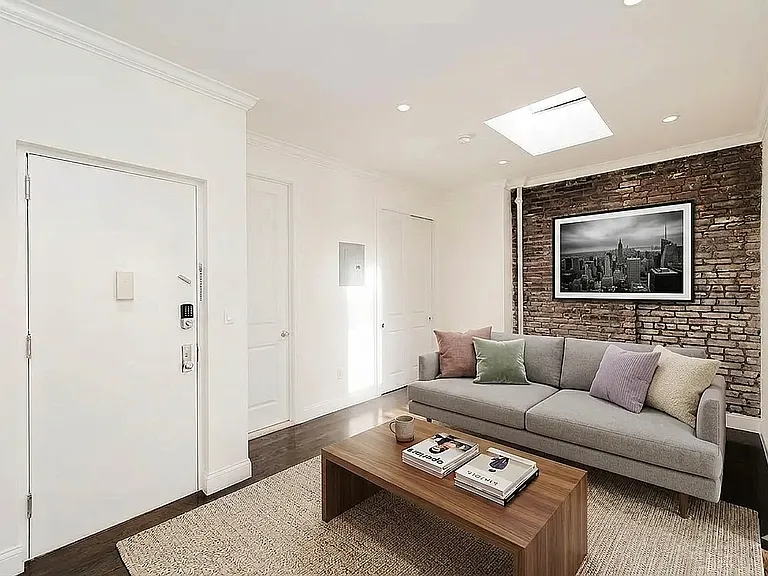 338 E 55th St #5B — Photo 2